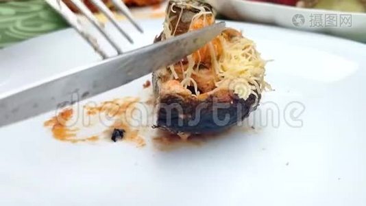 有人用叉子和刀切了一块烤蘑菇视频
