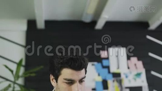 在办公室工作时使用图形平板电脑的创意设计师视频