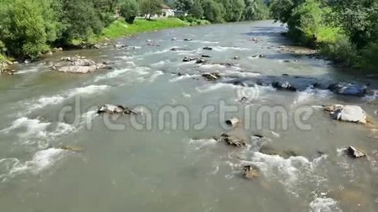 喀尔巴阡山脉的山河。 泥泞的脏水流过岩石。视频