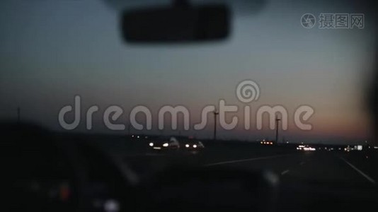 一个戴太阳镜开车的人的近景视频