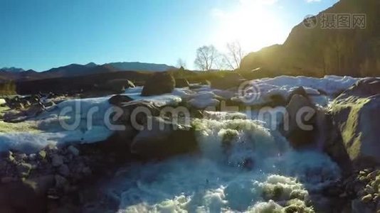 泉水在小溪里，雪在山谷里，阳光在照耀视频