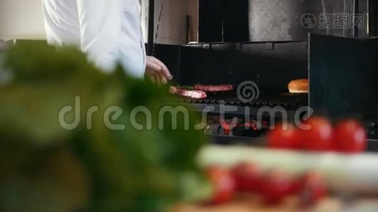 厨师准备烤肉，用油抹上油，前景新鲜蔬菜视频