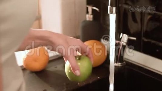 厨房特写用清水清洗水果视频