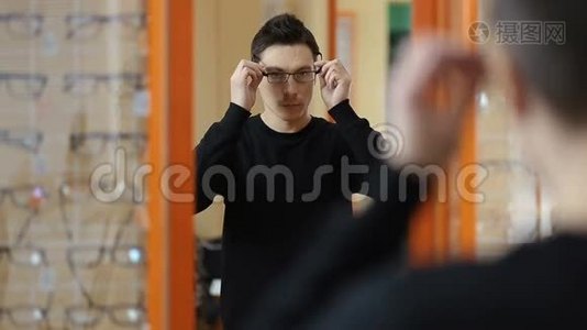 在光学商店里戴眼镜的帅哥视频