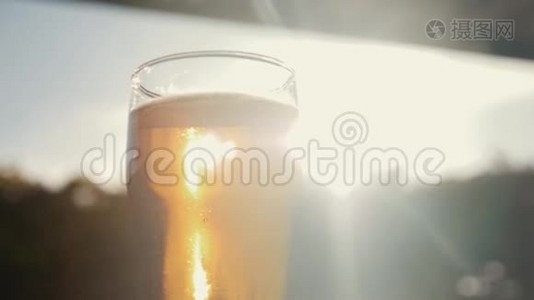 一杯冰啤酒贴在天空，一个黄色的夕阳视频