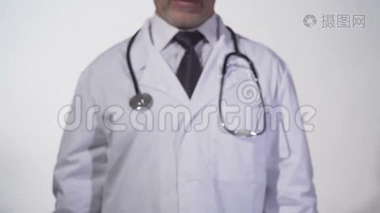医生手中黑板上写的节育，预防怀孕视频