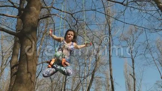 在气重力运动中，年轻女子用绳索吊在莲花上视频