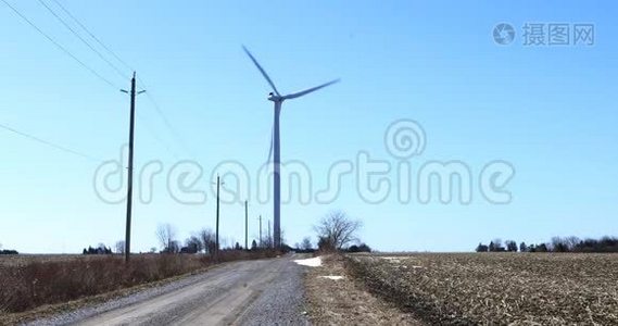 风力涡轮机沿乡村道路4K视频