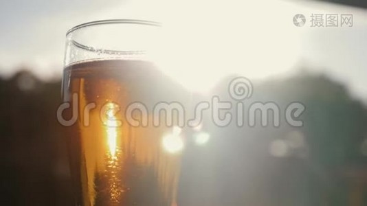 一杯冰啤酒贴在天空，一个黄色的夕阳视频