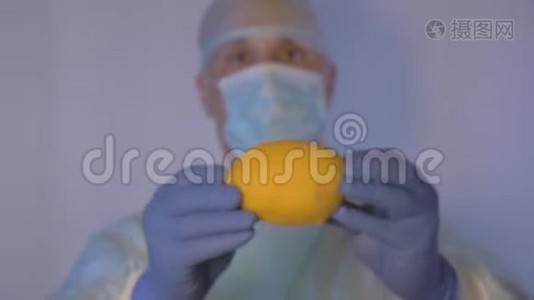 医生示范柠檬。 这是治疗感冒的天然药物。视频