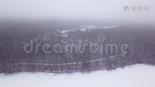 带着无人机飞过冬天的雪故事视频