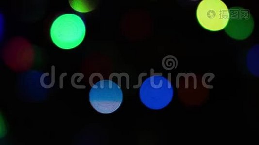 灯光花环，抽象背景。 波克效应。 圣诞树上的灯光闪烁。 冬季假日录像。视频