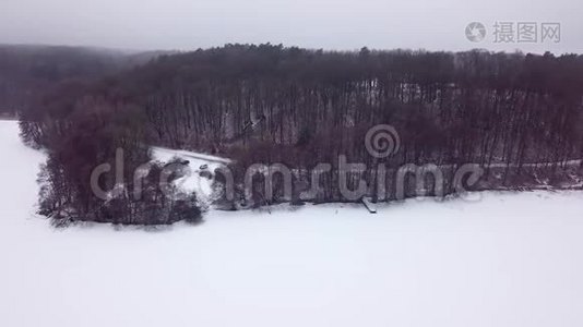 带着无人机飞过冬天的雪故事视频