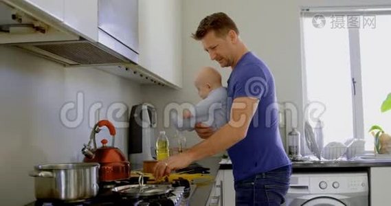 父亲带着他的小男孩在厨房准备食物视频