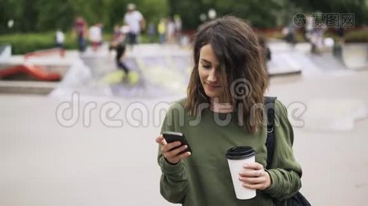 在滑板公园喝咖啡打电话的女人视频