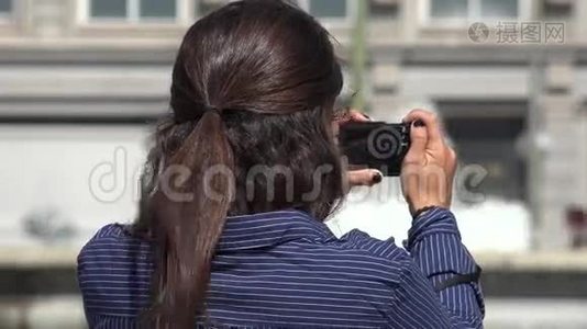女人用相机拍照视频