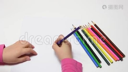 女孩画铅笔花视频