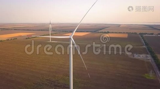 空中观景风力涡轮机，风力场上的风车。 可持续发展，可再生能源视频