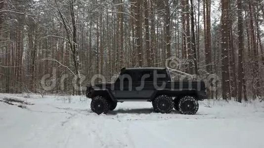 SUV 6x6站在冬林雪地路上侧视视频