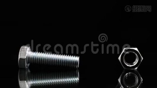 黑色背景上带螺母的金属螺栓施工理念，修补视频
