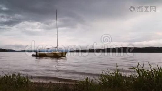 小船停泊在平静的湖水中的浮标旁边视频