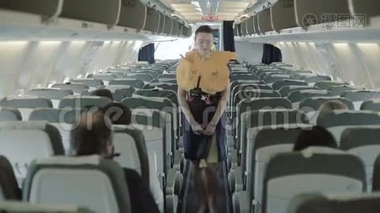 年轻的空姐检查乘客的安全措施视频