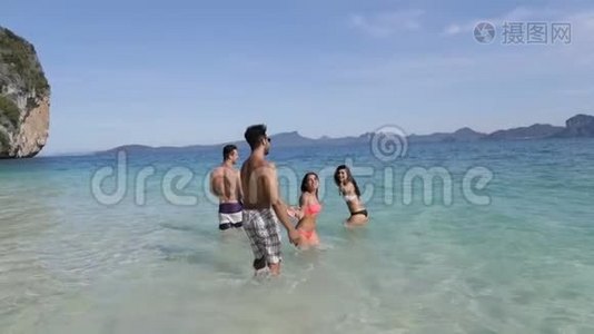 女人牵着男人的手把他带到海滩上的人们，游客在海上度假视频