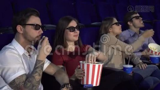 两对夫妇坐在电影院里吃爆米花视频