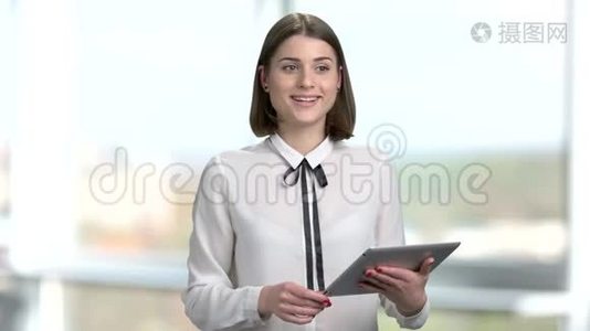 女人拿着电脑平板电脑说话。视频