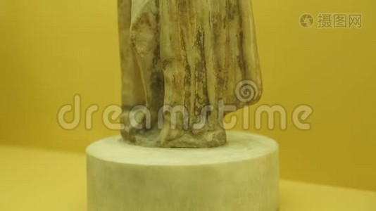 女尸大理石雕像特写镜头，考古博物馆展览视频
