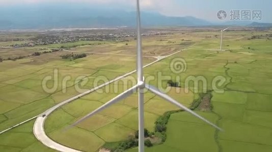 无人机视图风车电站.. 绿地上的空中景观风力发电机，用于发电风能。 现代视频