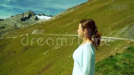 可爱的女孩从瑞士阿尔卑斯山的Furka山口观看全景。视频