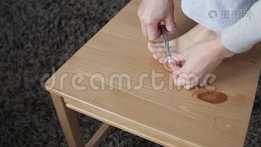 女人修剪脚趾甲视频
