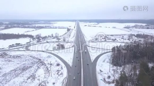 在雪道路口行驶的汽车和卡车视频