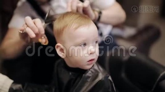 婴儿第一次理发时间在美发厅视频