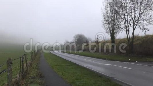 雾。 场内人行道及道路..视频