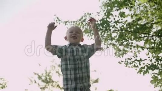 快乐的小男孩在夏天公园吃肥皂泡，慢动作，全高清视频