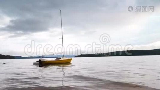 小船停泊在平静的湖水中的浮标旁边视频