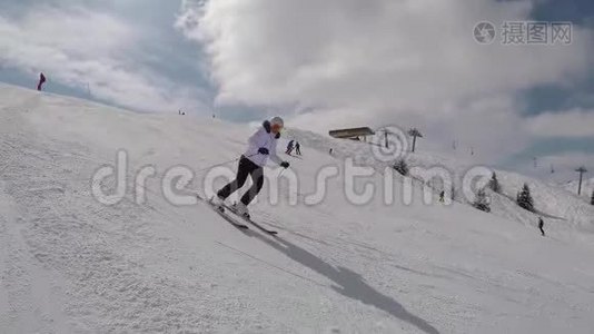 在高山滑雪场上，冬季从高山斜坡滑雪视频