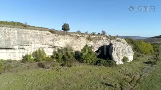 以树木、田野和山脉为背景的美丽景观鸟瞰。 中枪。 带农田的山脉，村庄视频