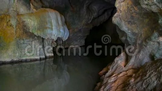 地表岩石反射的地下景观视频