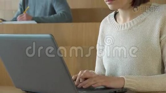 女学生在笔记本电脑上打字视频
