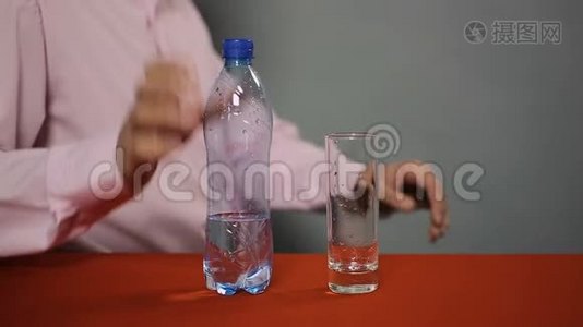 男人坐在咖啡馆里，把瓶装的起泡矿泉水倒进玻璃里视频