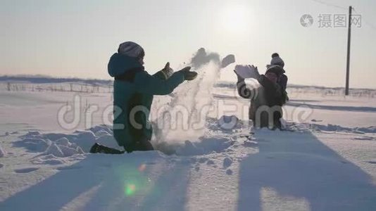 孩子们在冬天的新鲜空气中玩耍，扔雪球。 户外运动视频