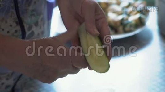 特写镜头，老年妇女的手在黄瓜上打盹视频
