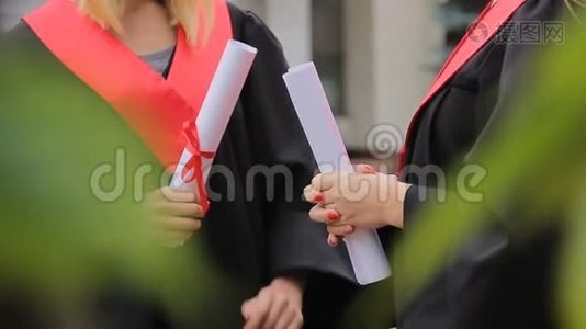 女毕业生拿着红丝带系着的文凭聊天视频