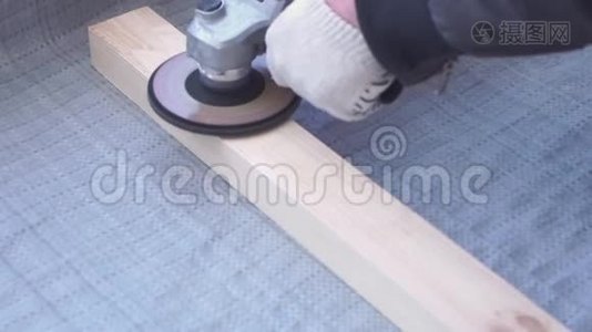 建筑和维修中的慢动作美-木匠大师安装松木地板-环保地板视频