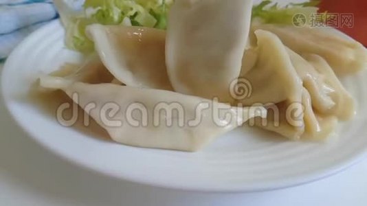 盘子上的饺子掉落，慢镜头拍摄视频