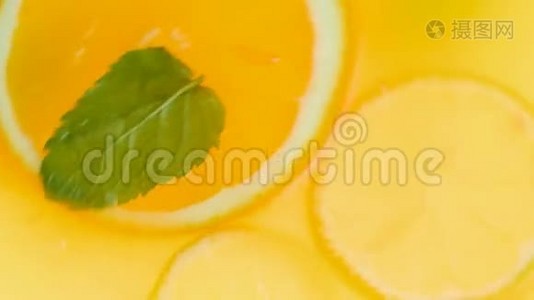 宏4k视频混合和制作柠檬水与新鲜橙子和薄荷叶视频