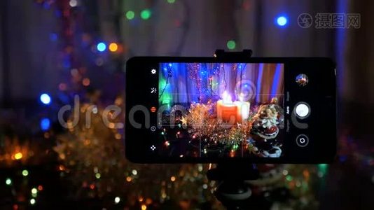 新年`的背景，在前景，一个智能手机上的视频被记录下来。视频